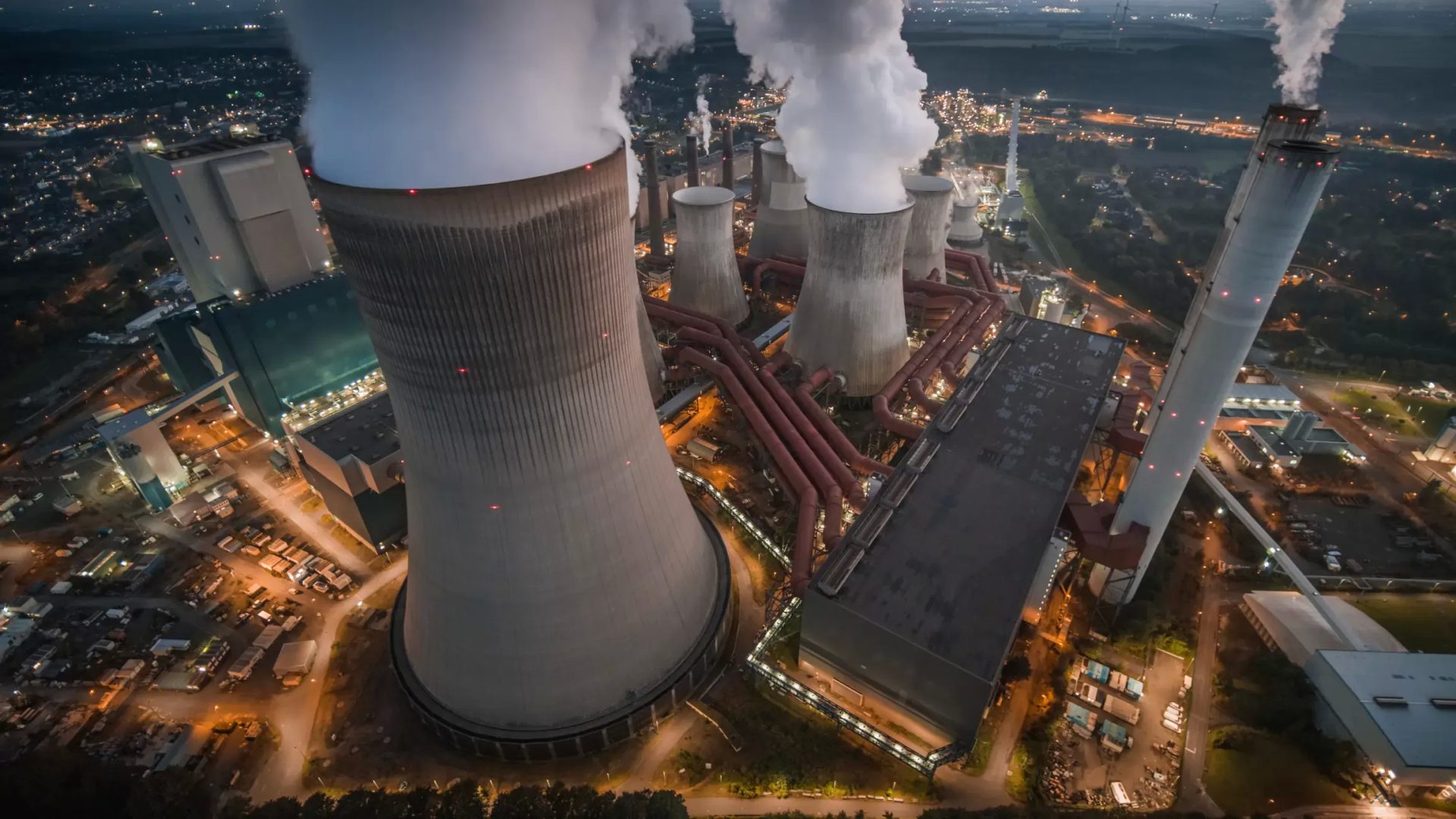 Industriekomplex mit kuehltuermen bei nacht